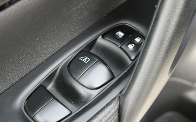 Nissan Qashqai cena 49900 przebieg: 108000, rok produkcji 2015 z Pruszków małe 301